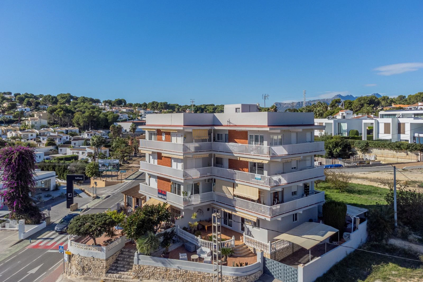 Apartment within walking distance to the beach and with stunning sea views