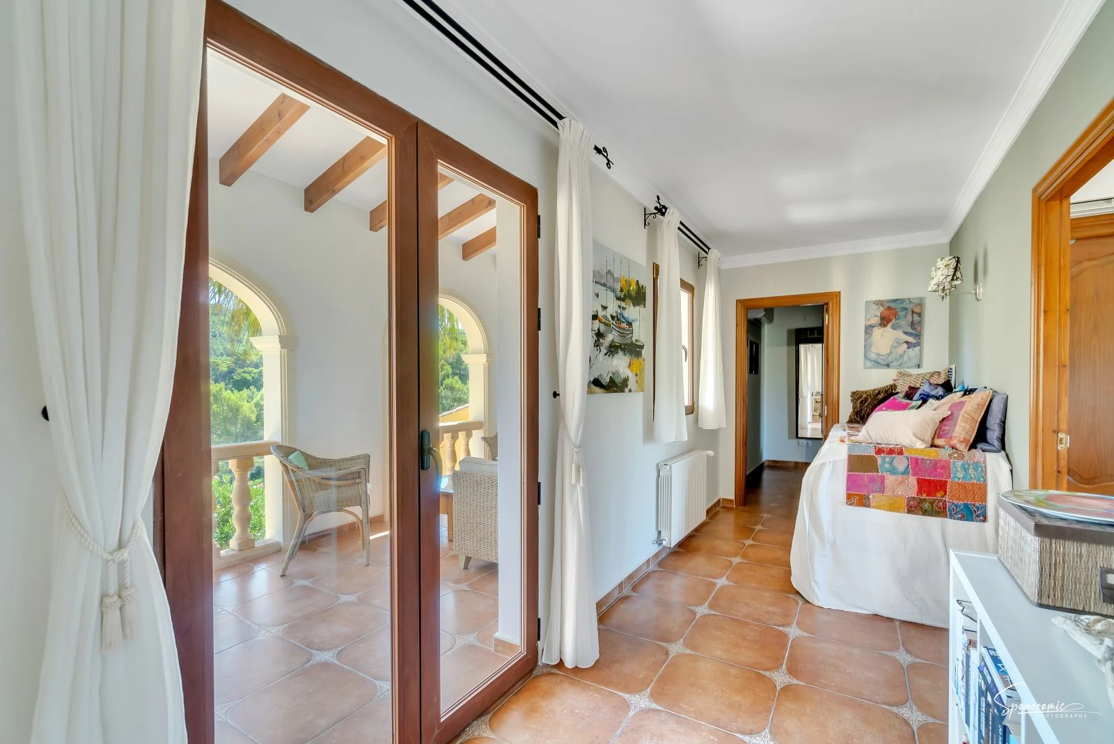 Amplia villa con carácter, piscina y hermoso jardín en Llíber – en el corazón del Valle de Jalón