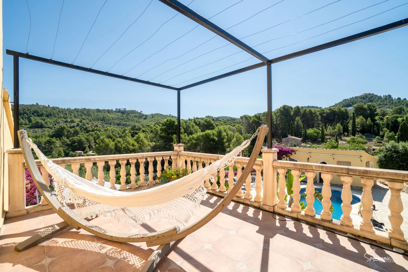 Amplia villa con carácter, piscina y hermoso jardín en Llíber – en el corazón del Valle de Jalón