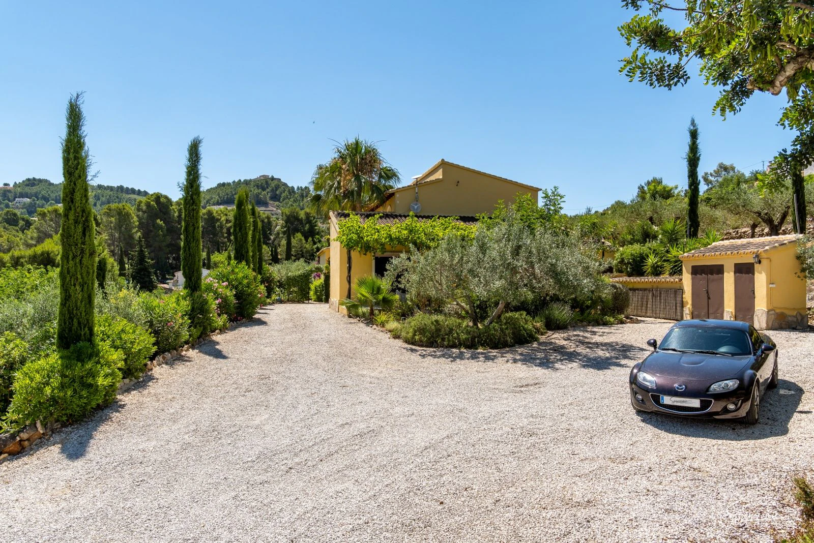 Amplia villa con carácter, piscina y hermoso jardín en Llíber – en el corazón del Valle de Jalón