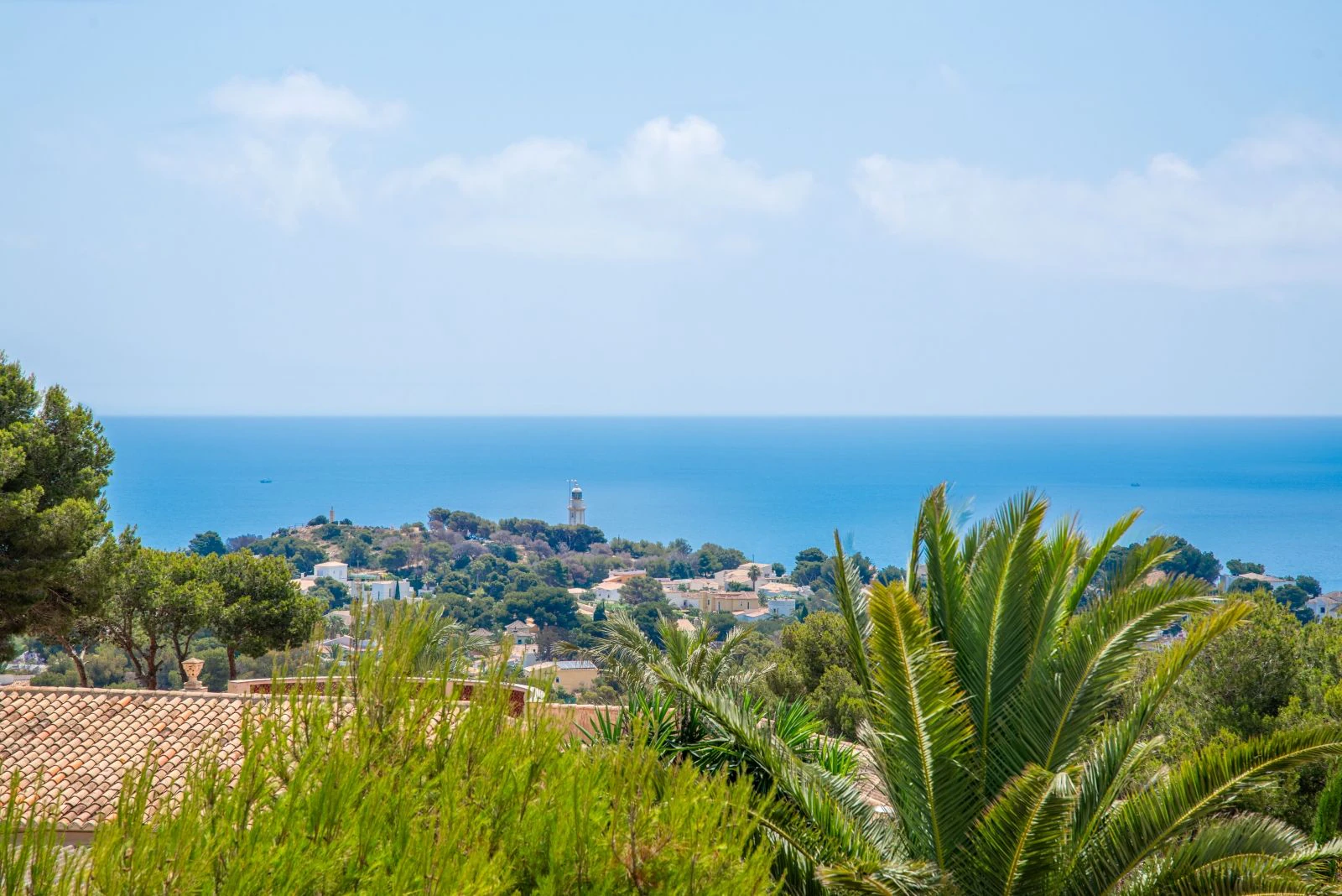 Traditional villa with sea views and a lot of privacy for sale in Jávea.