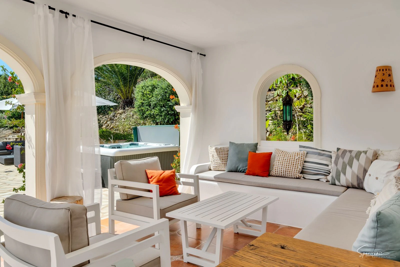 Amplia villa con carácter, piscina y hermoso jardín en Llíber – en el corazón del Valle de Jalón