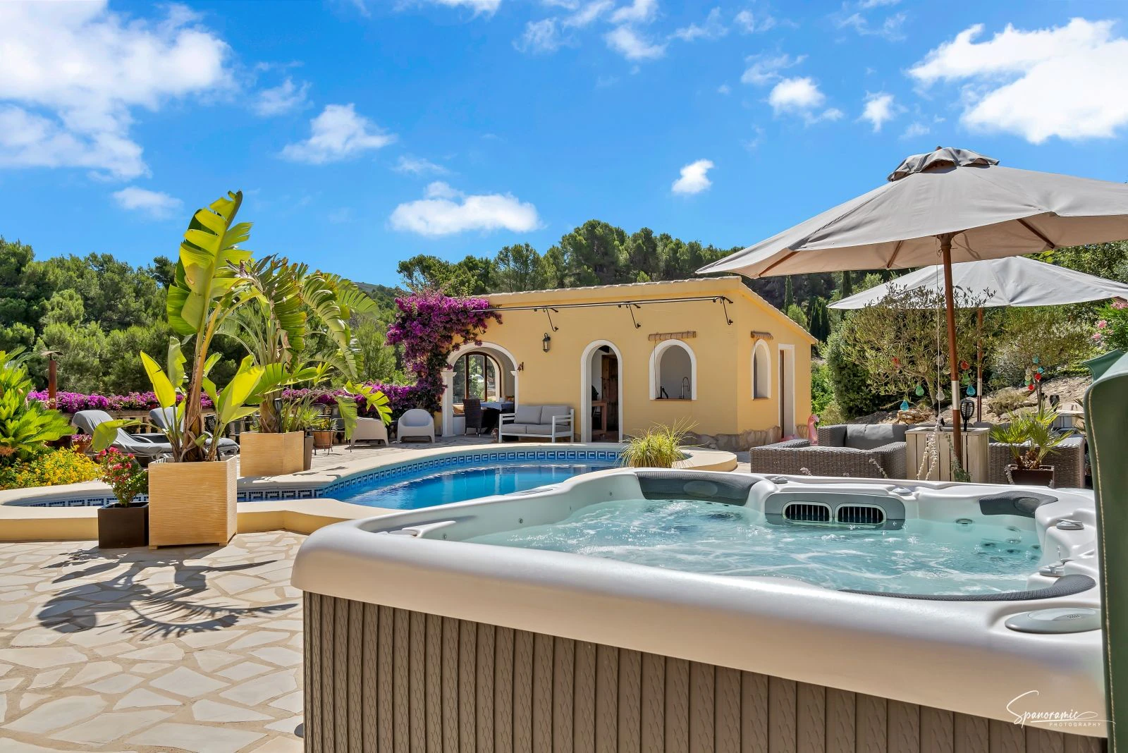 Amplia villa con carácter, piscina y hermoso jardín en Llíber – en el corazón del Valle de Jalón