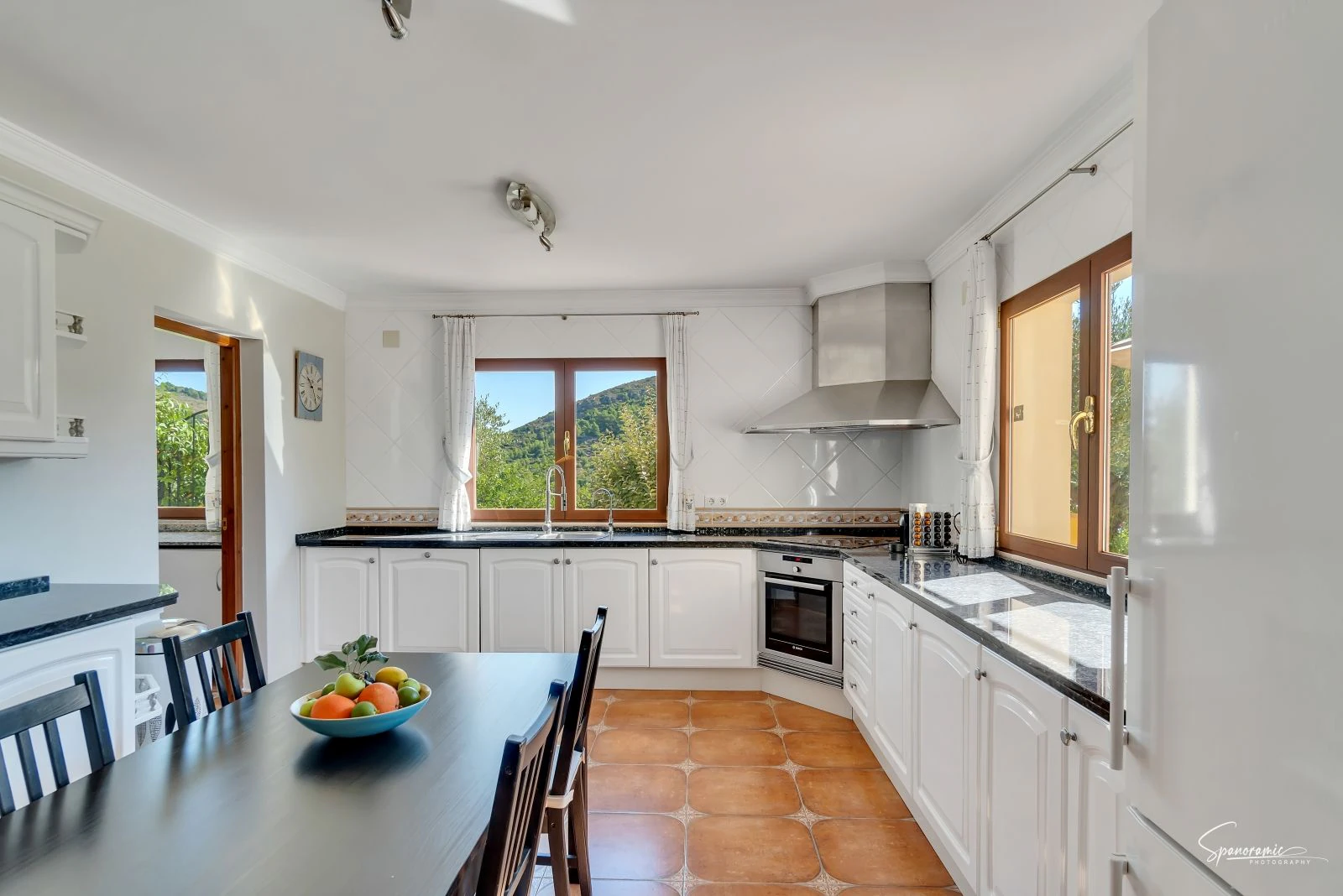 Amplia villa con carácter, piscina y hermoso jardín en Llíber – en el corazón del Valle de Jalón