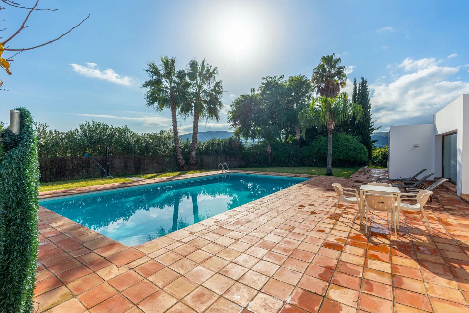 Exclusiva finca rodeada de verde, todo en una sola planta y con total privacidad