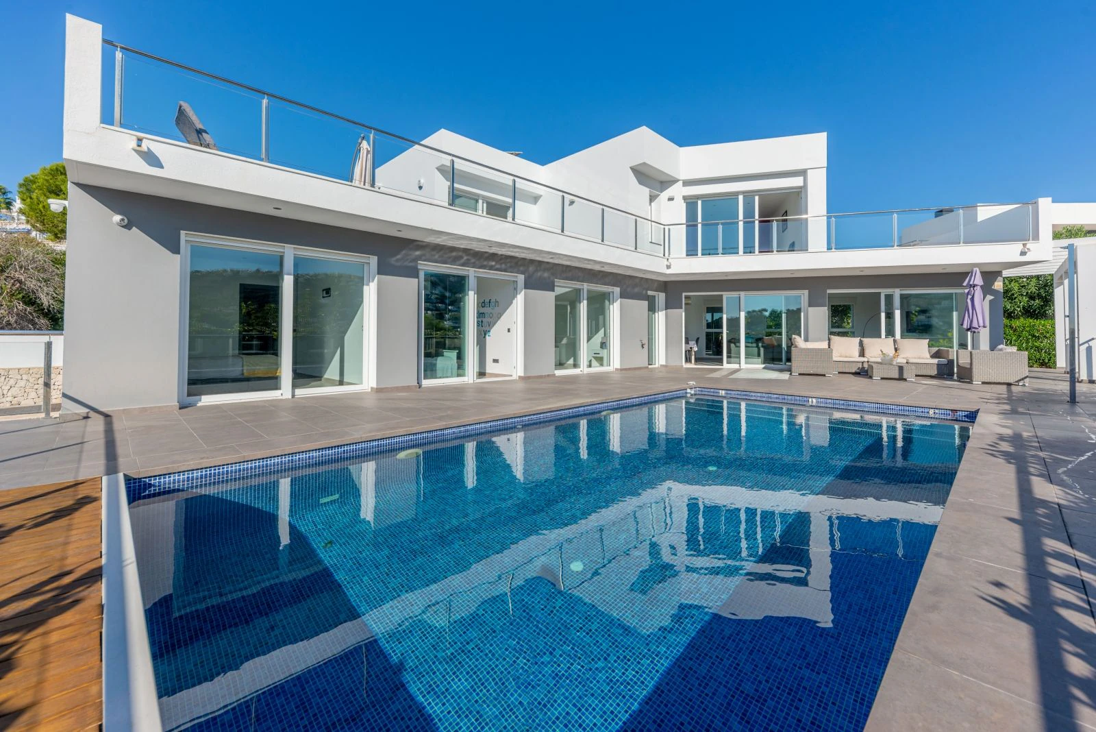 Impresionante villa moderna con 5 dormitorios y espacioso garaje