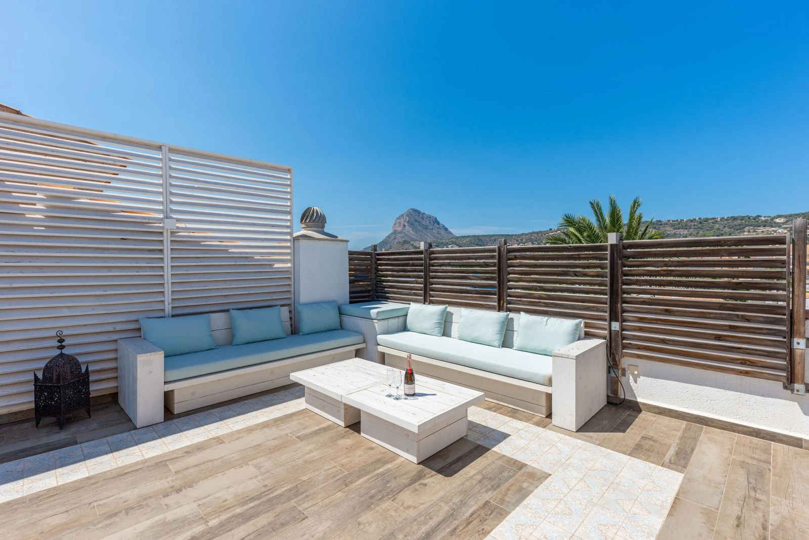 Exclusivo ático con gran terraza privada cerca de la playa y servicios en Jávea