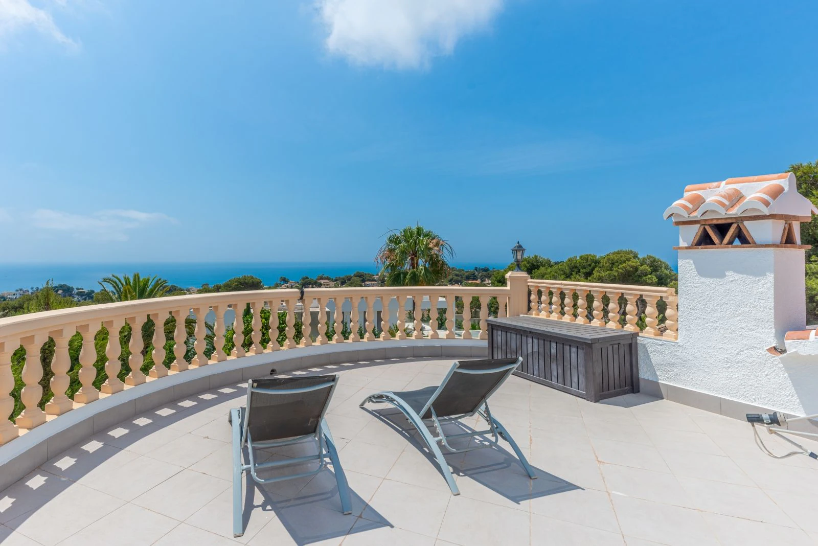 Traditional villa with sea views and a lot of privacy for sale in Jávea.