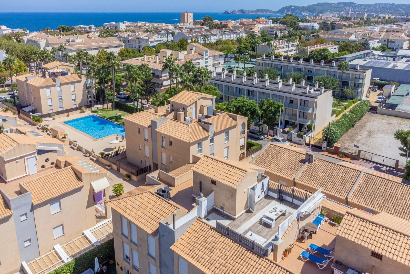 Exclusivo ático con gran terraza privada cerca de la playa y servicios en Jávea