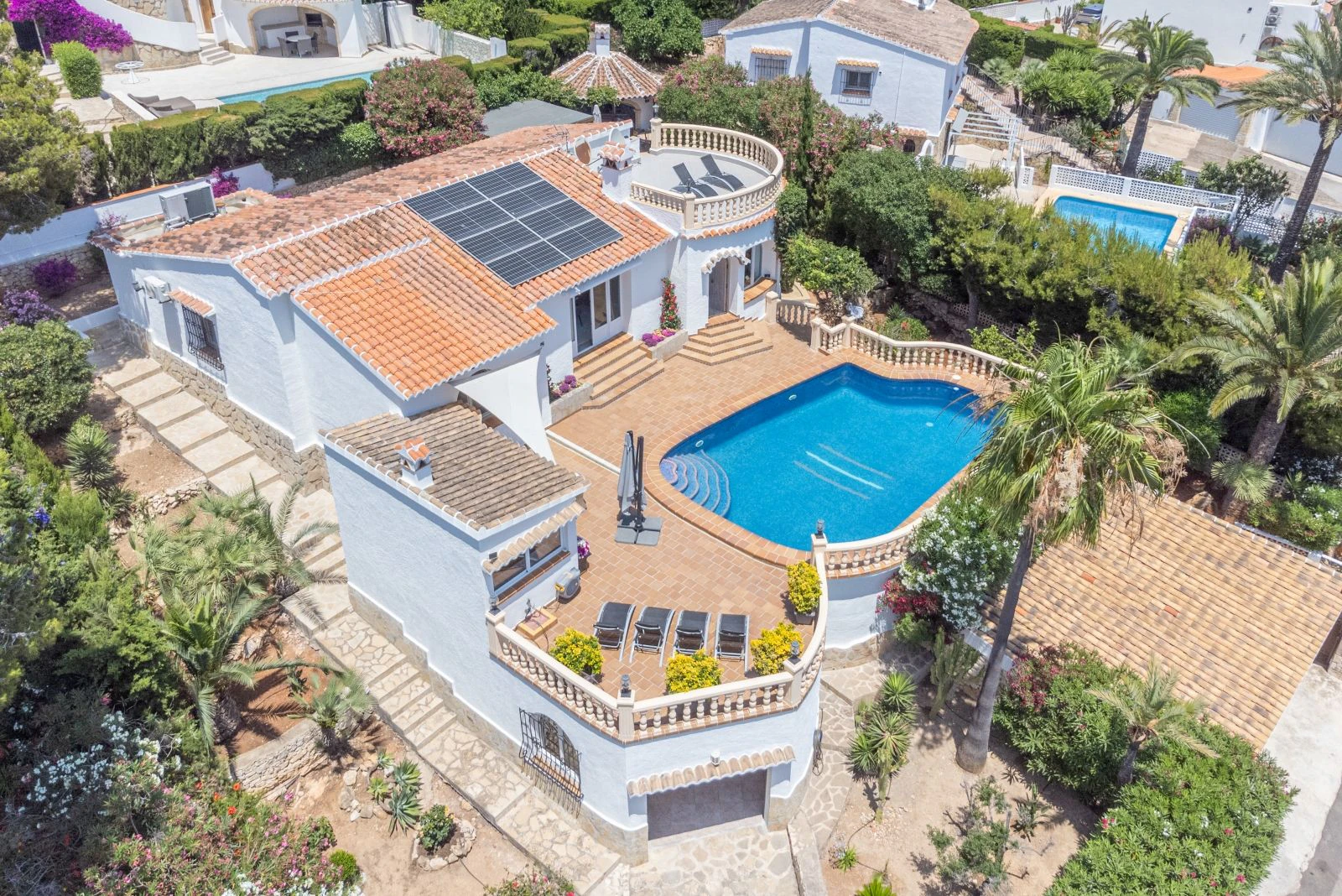 Traditional villa with sea views and a lot of privacy for sale in Jávea.