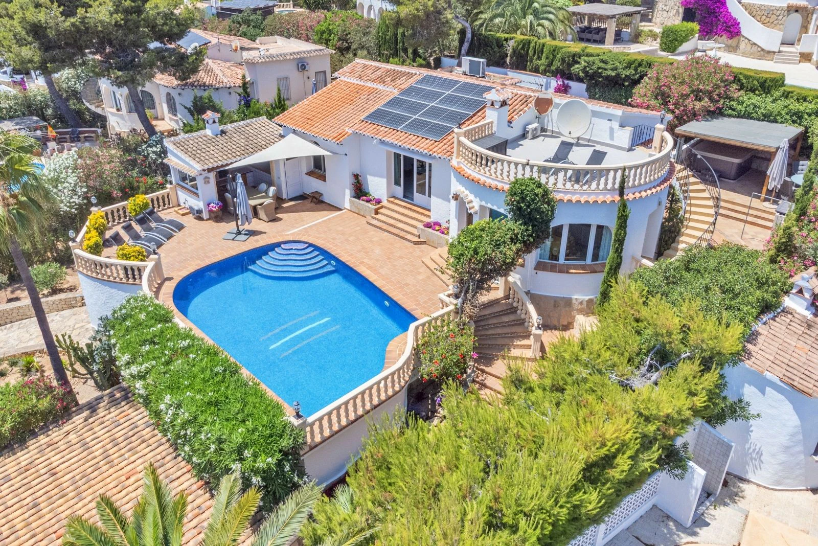Traditional villa with sea views and a lot of privacy for sale in Jávea.