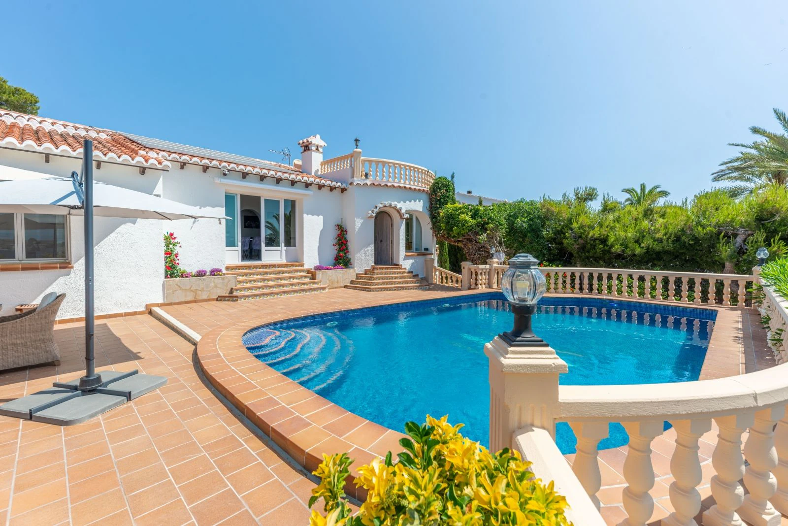 Traditional villa with sea views and a lot of privacy for sale in Jávea.