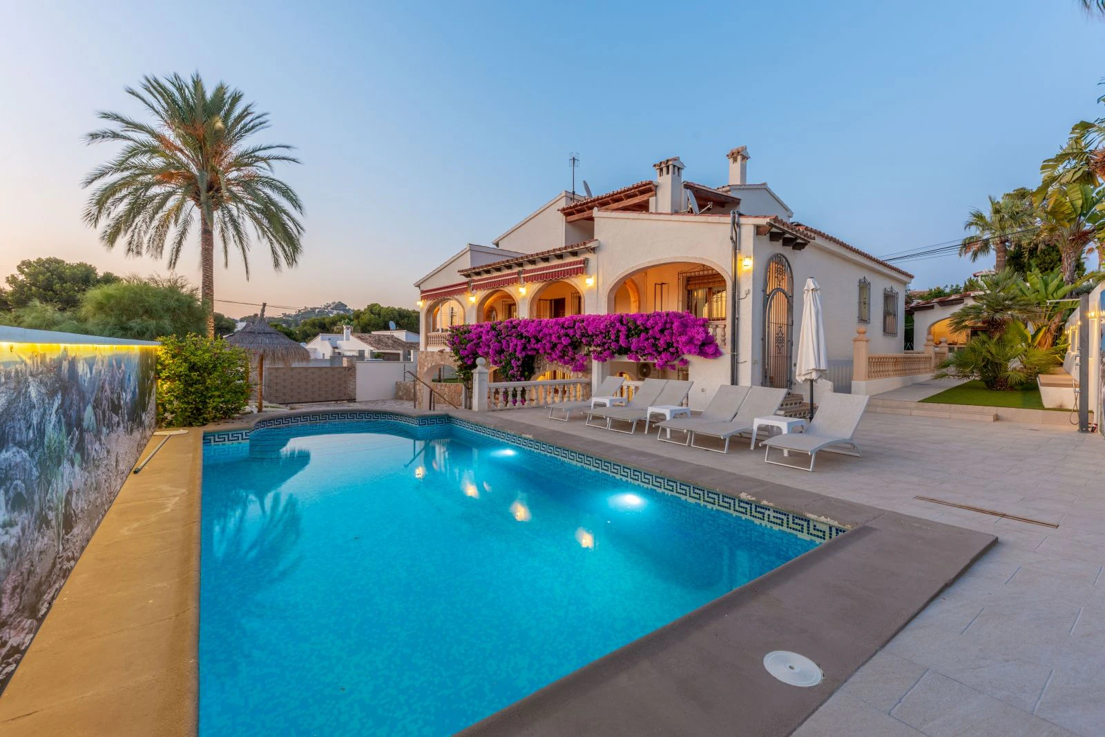 Espaciosa villa con 7 dormitorios, a un paso del centro de Moraira