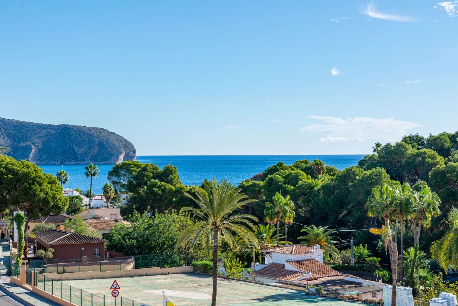 Apartment within walking distance to the beach and with stunning sea views