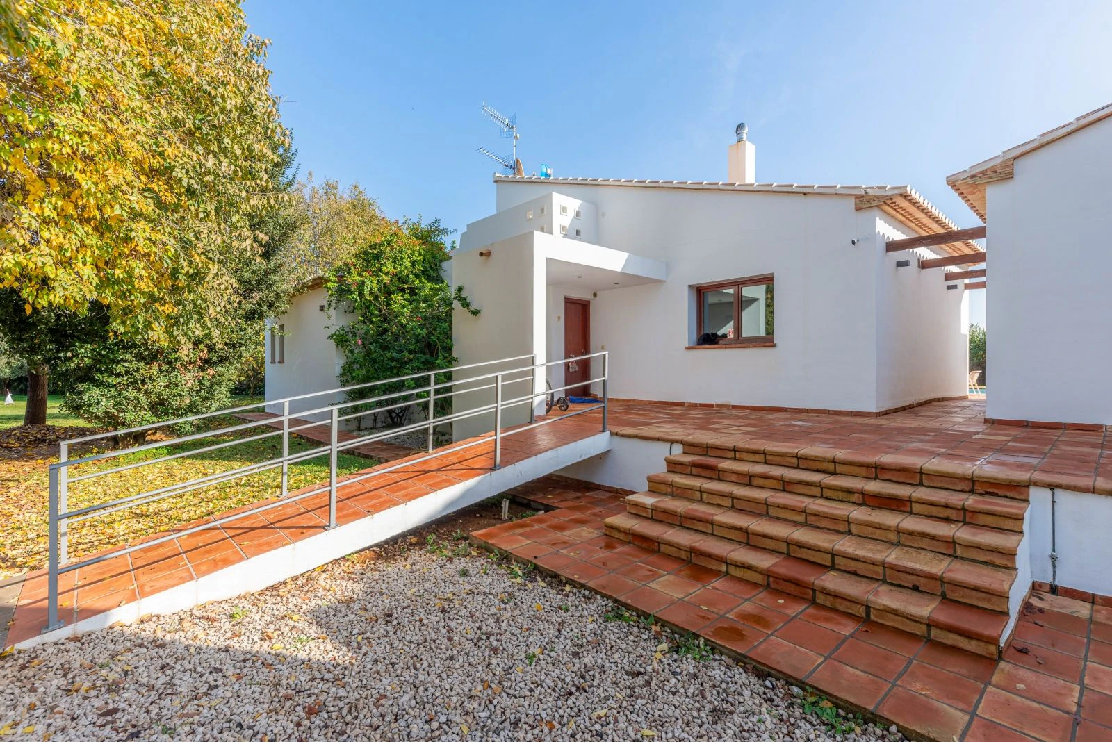 Exclusiva finca rodeada de verde, todo en una sola planta y con total privacidad