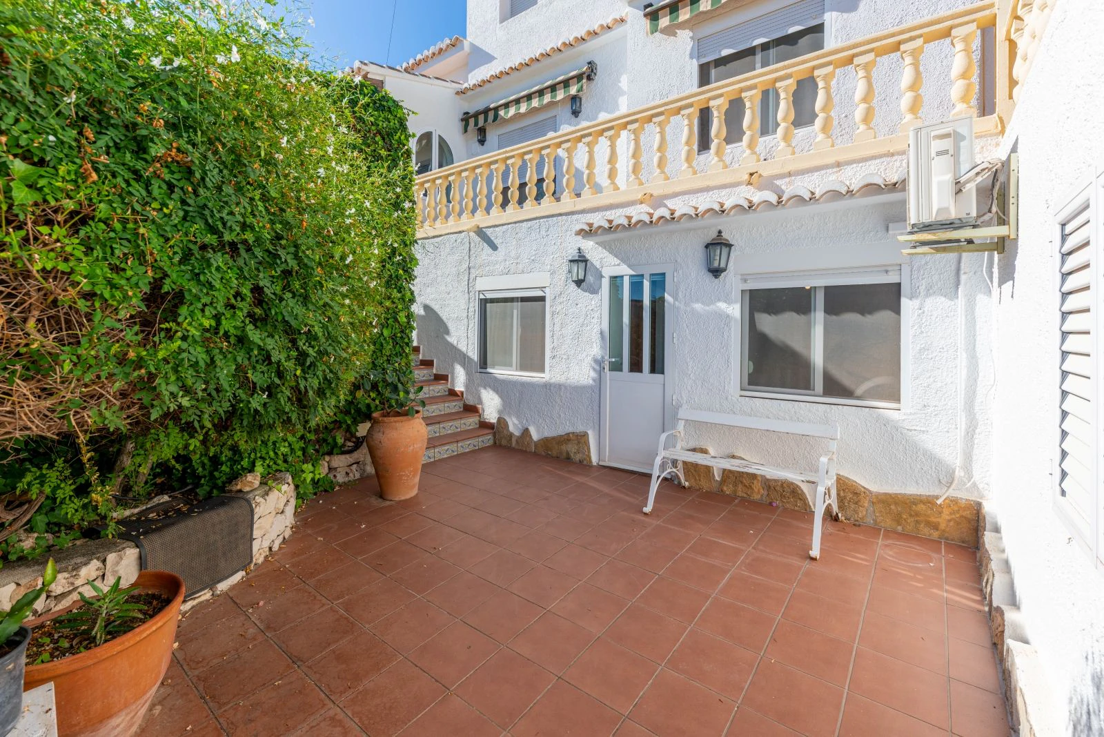 Villa mediterránea con carácter, apartamentos de invitados y estupendas vistas