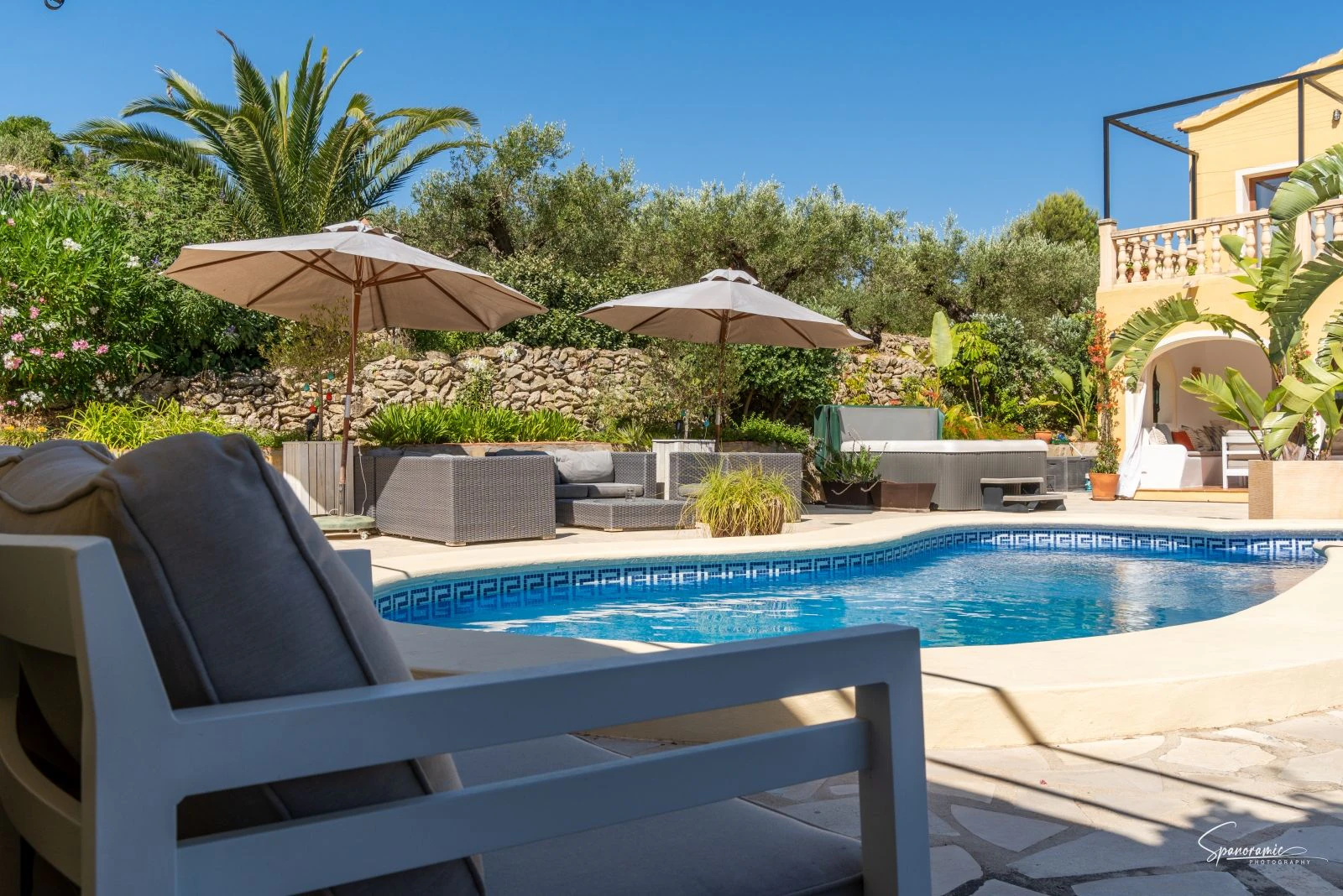 Amplia villa con carácter, piscina y hermoso jardín en Llíber – en el corazón del Valle de Jalón