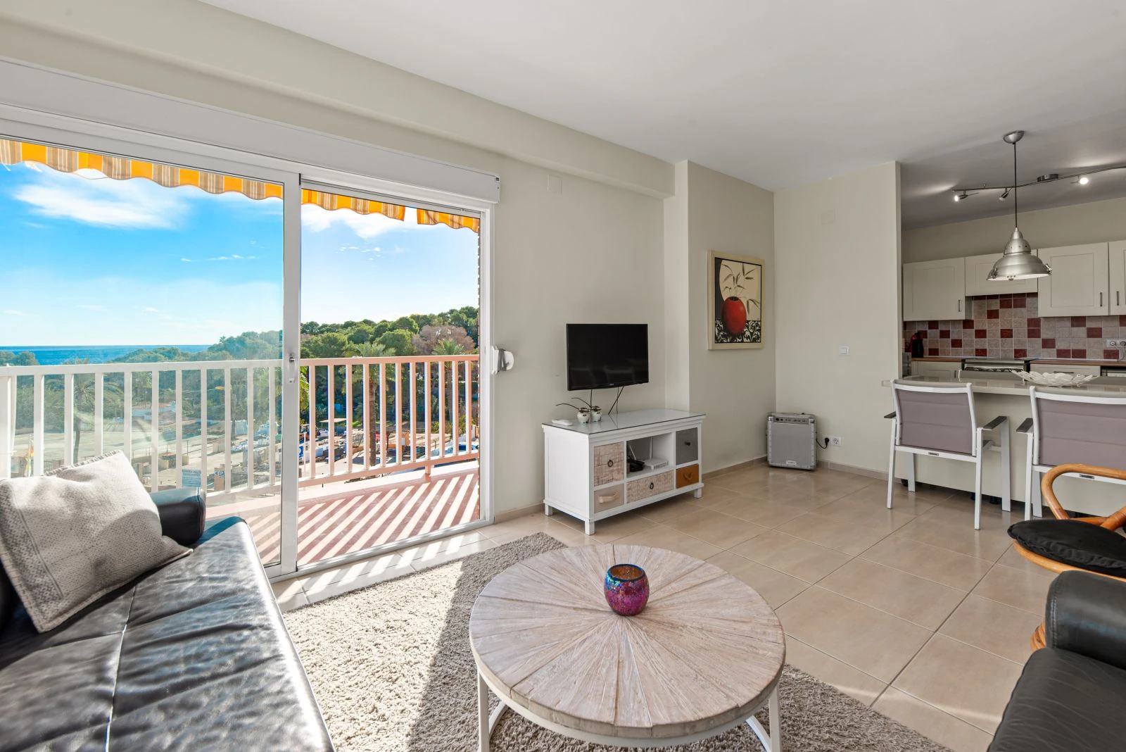 Apartment within walking distance to the beach and with stunning sea views