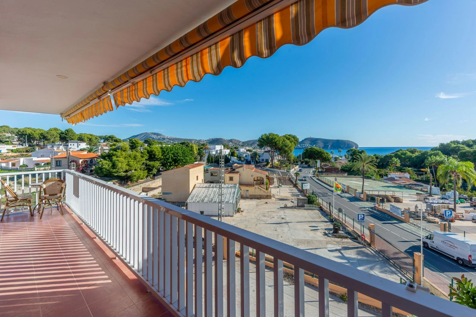 Apartment within walking distance to the beach and with stunning sea views
