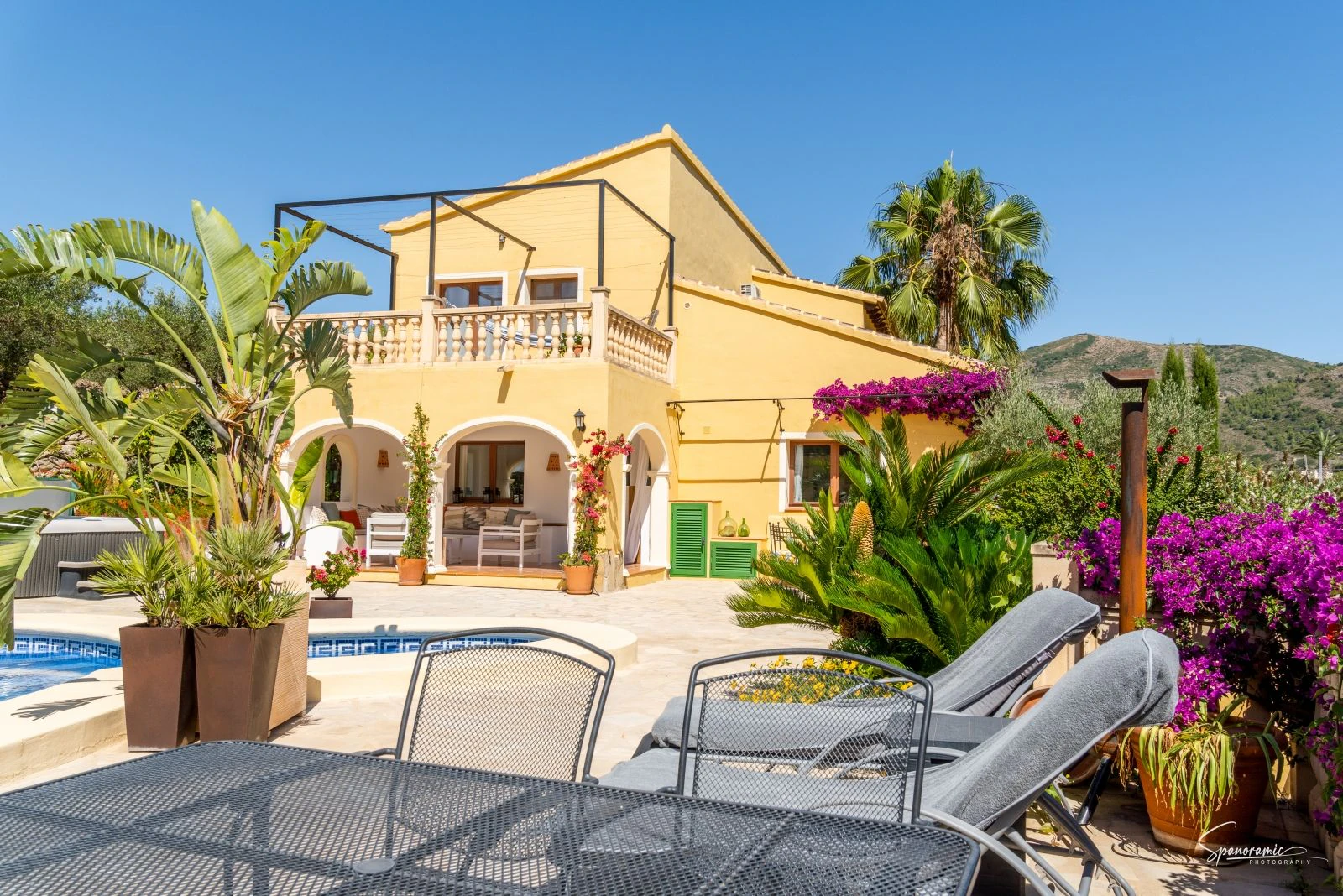 Amplia villa con carácter, piscina y hermoso jardín en Llíber – en el corazón del Valle de Jalón