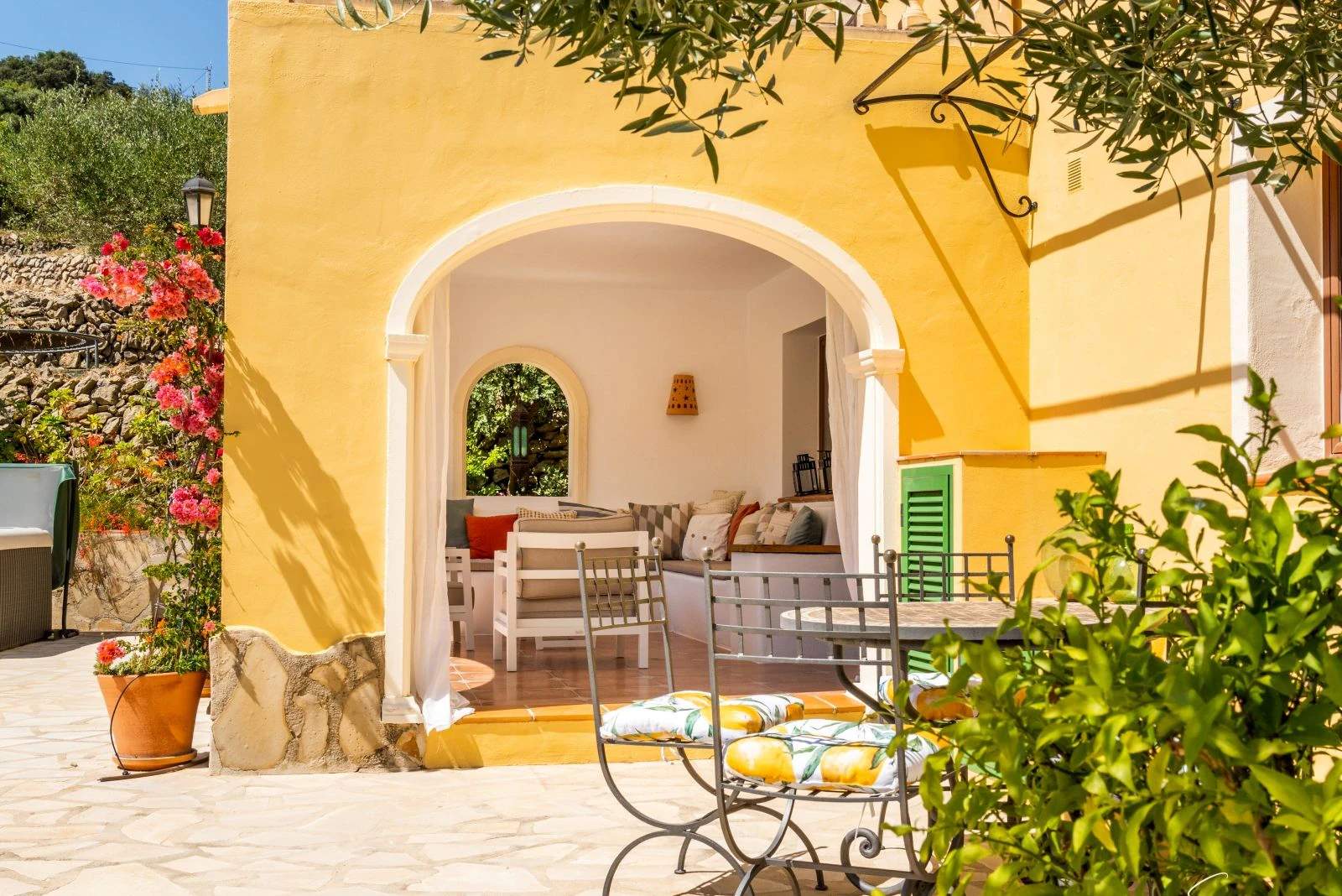Amplia villa con carácter, piscina y hermoso jardín en Llíber – en el corazón del Valle de Jalón