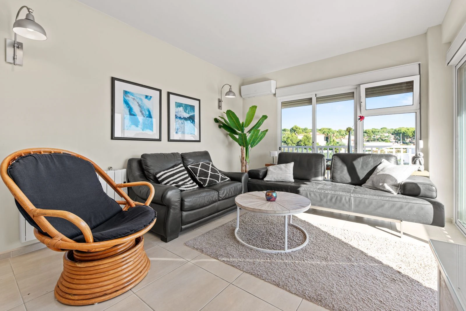 Apartment within walking distance to the beach and with stunning sea views