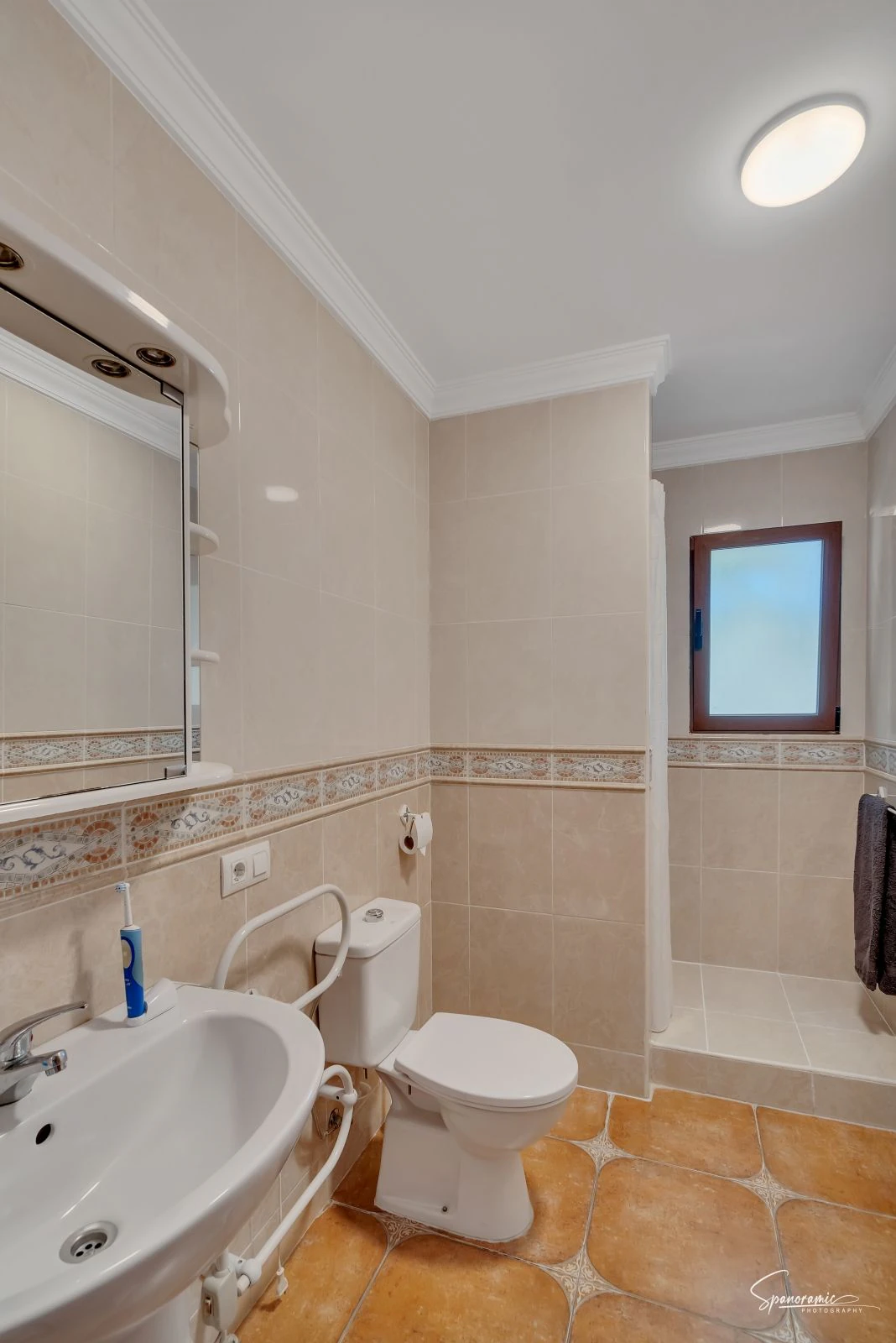 Amplia villa con carácter, piscina y hermoso jardín en Llíber – en el corazón del Valle de Jalón