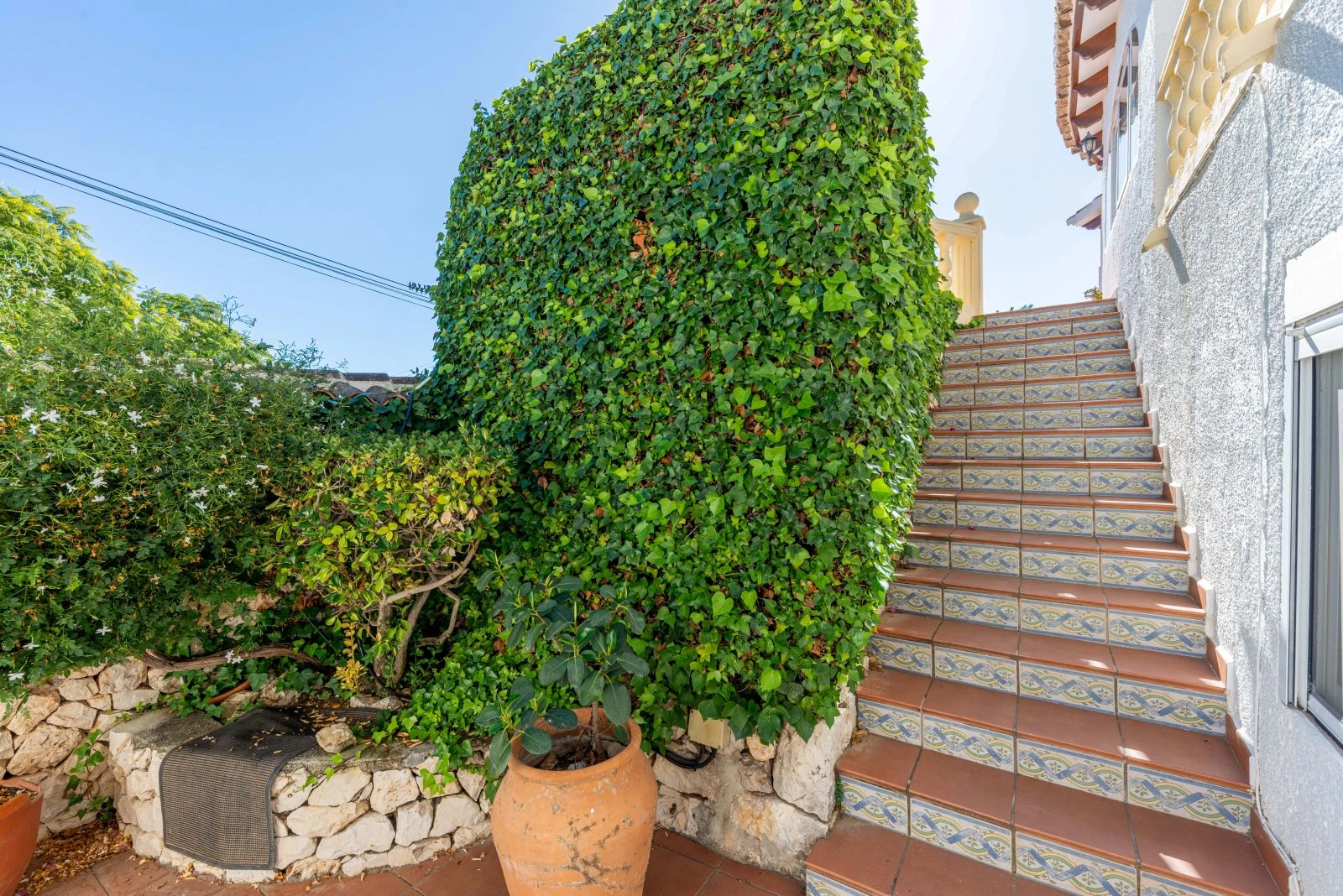 Villa mediterránea con carácter, apartamentos de invitados y estupendas vistas