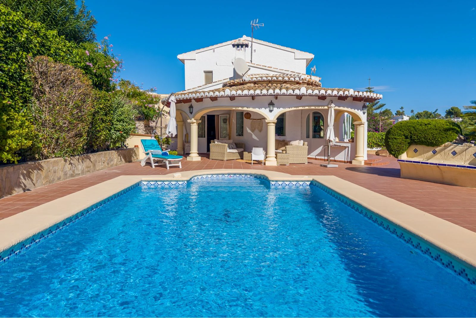 Villa mediterránea con carácter, apartamentos de invitados y estupendas vistas