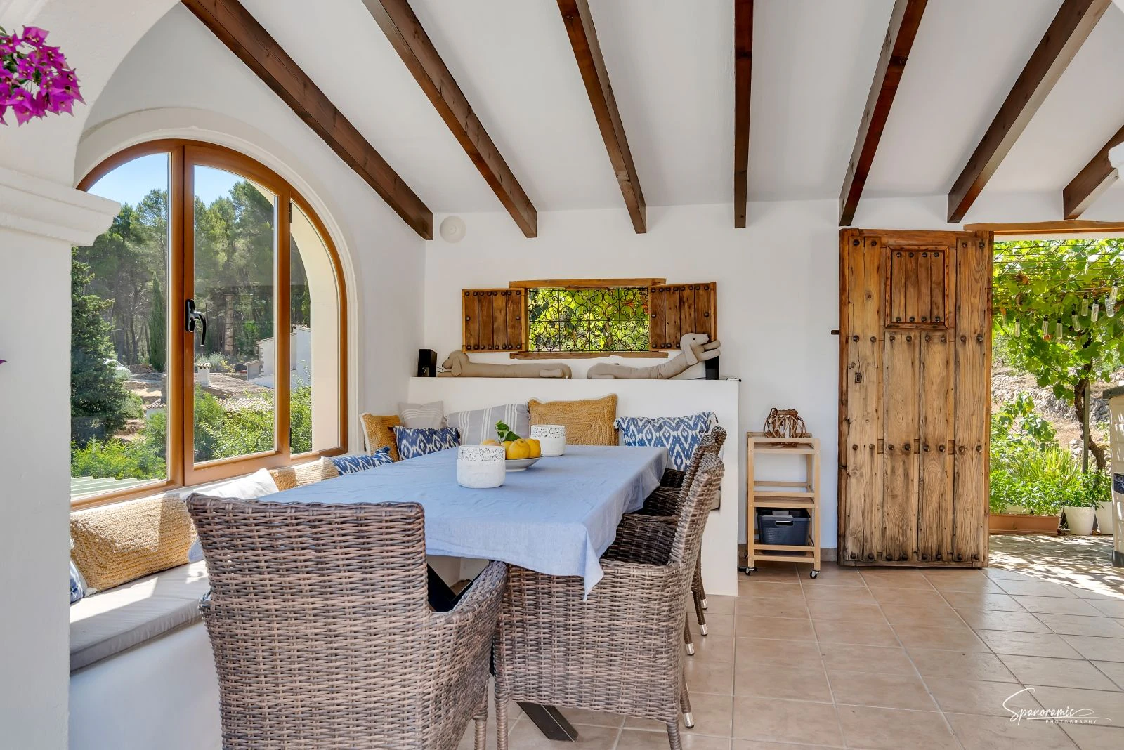 Amplia villa con carácter, piscina y hermoso jardín en Llíber – en el corazón del Valle de Jalón