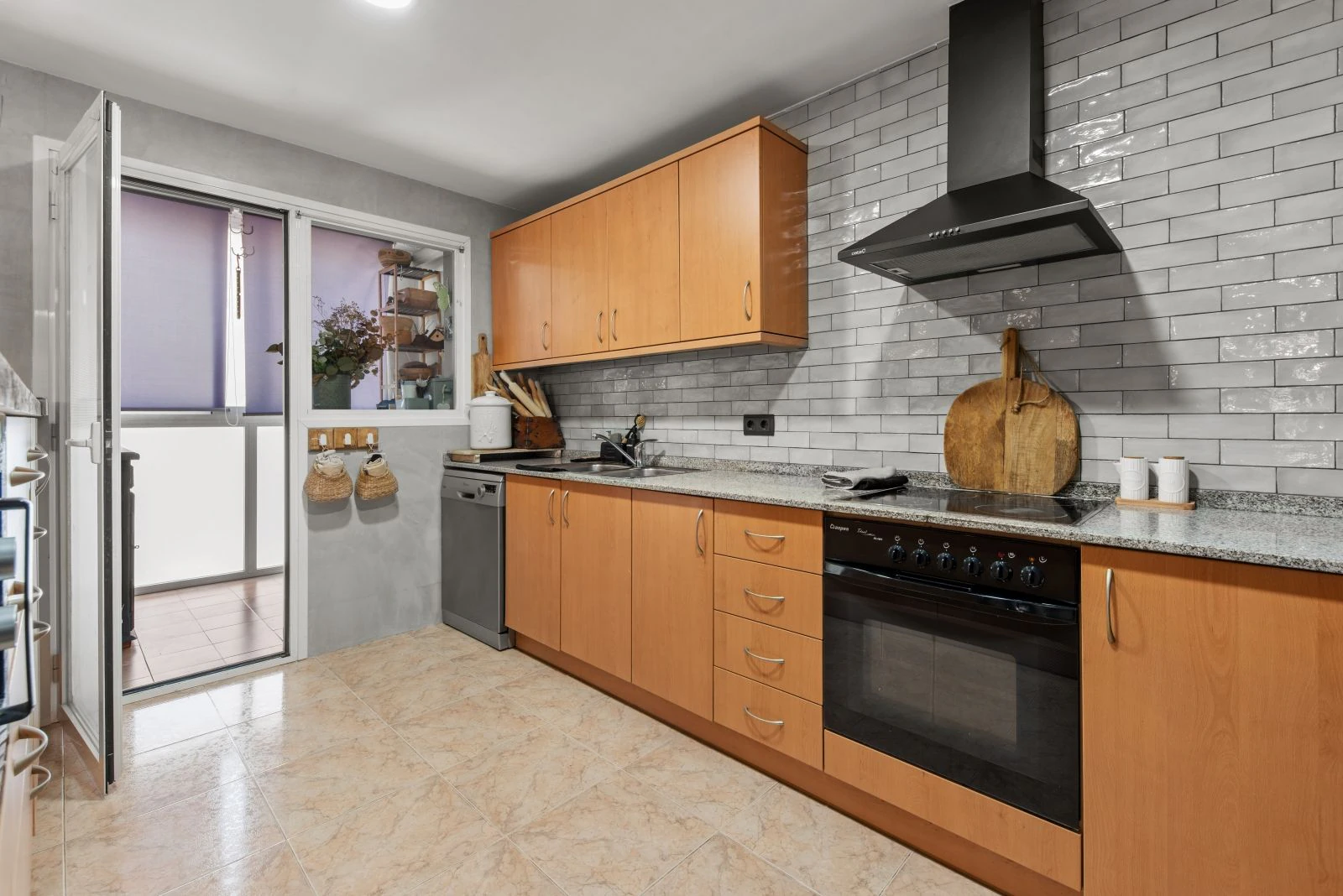 Spacious 3-bedroom apartment near the old town