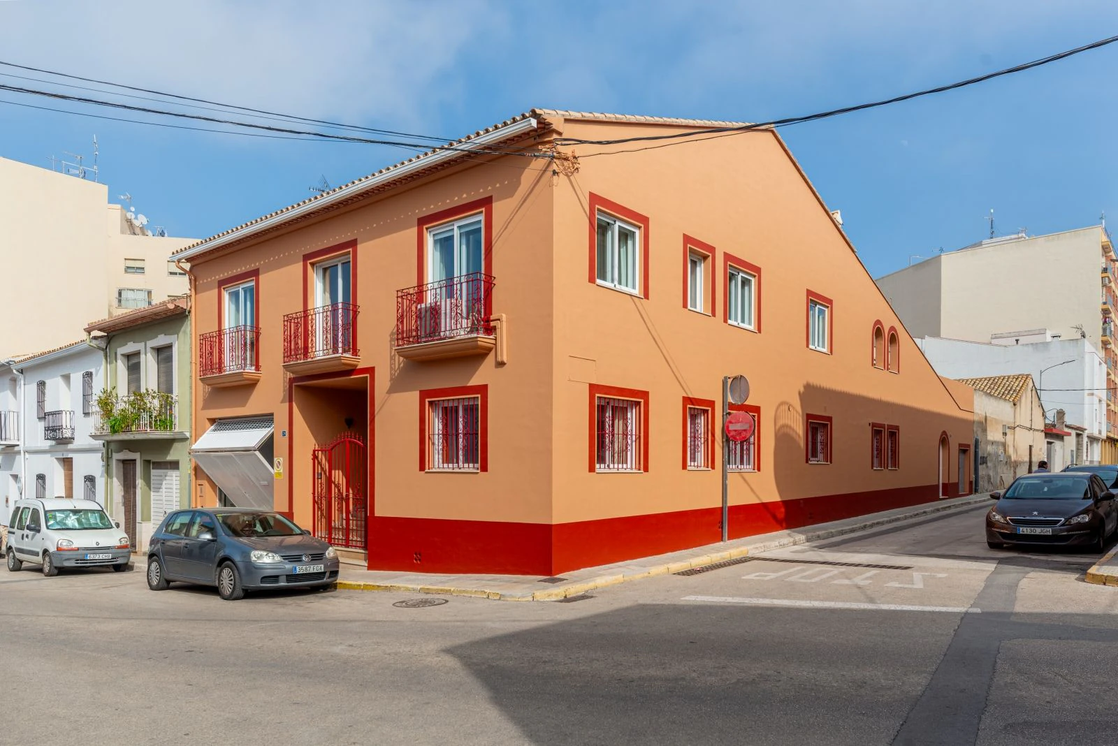 Spectacular village house with a large patio, barbecue, and garage.