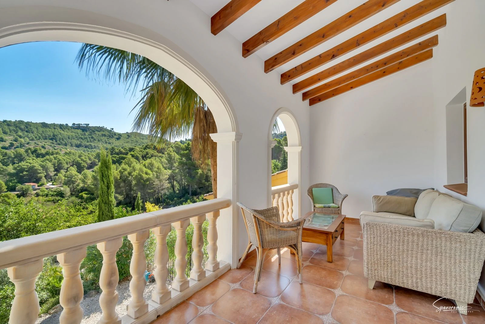 Amplia villa con carácter, piscina y hermoso jardín en Llíber – en el corazón del Valle de Jalón