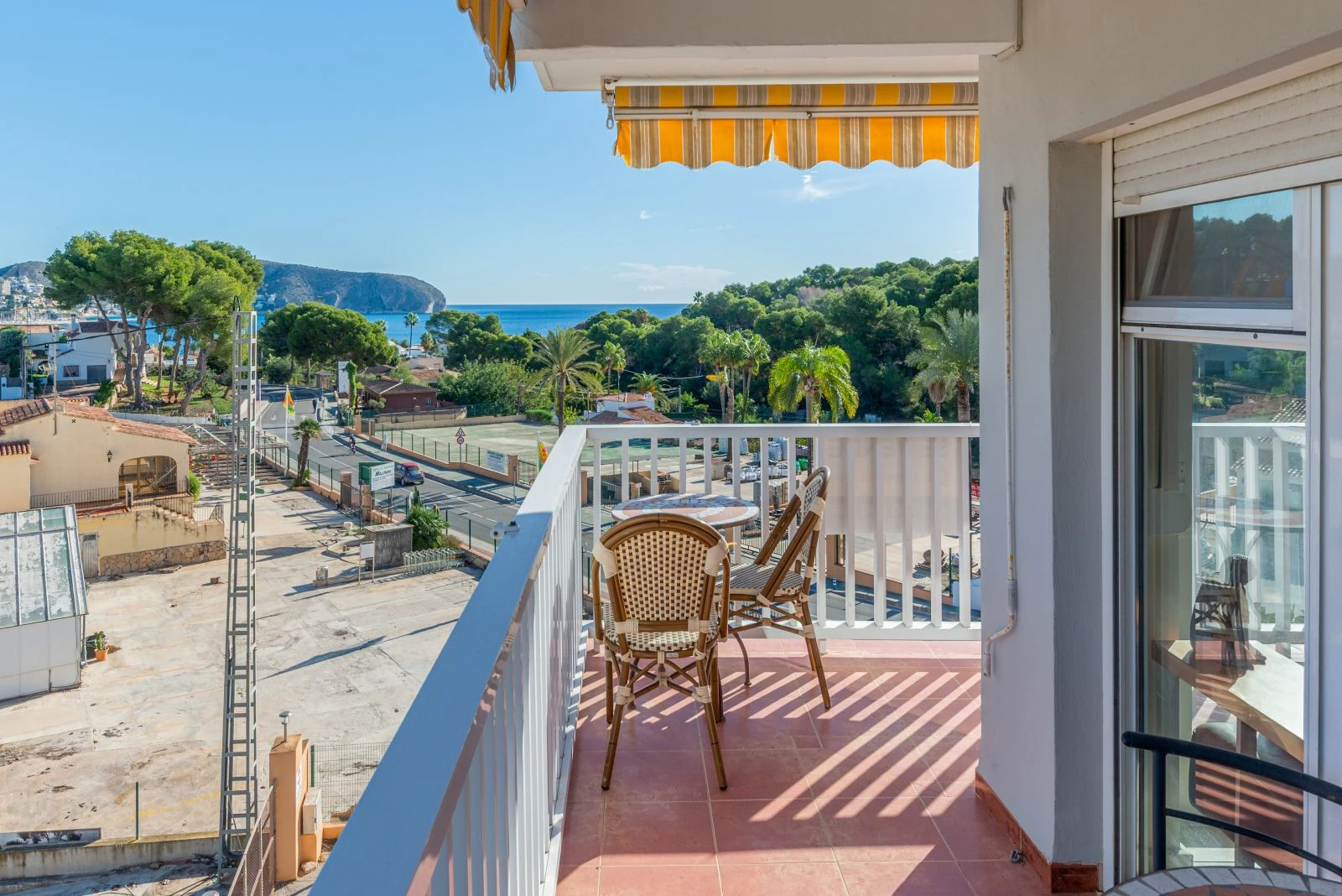 Apartment within walking distance to the beach and with stunning sea views