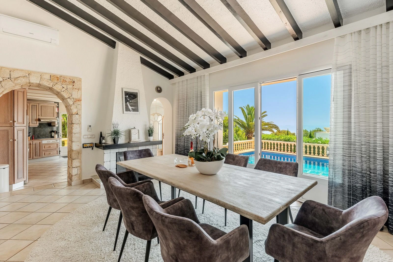 Traditional villa with sea views and a lot of privacy for sale in Jávea.