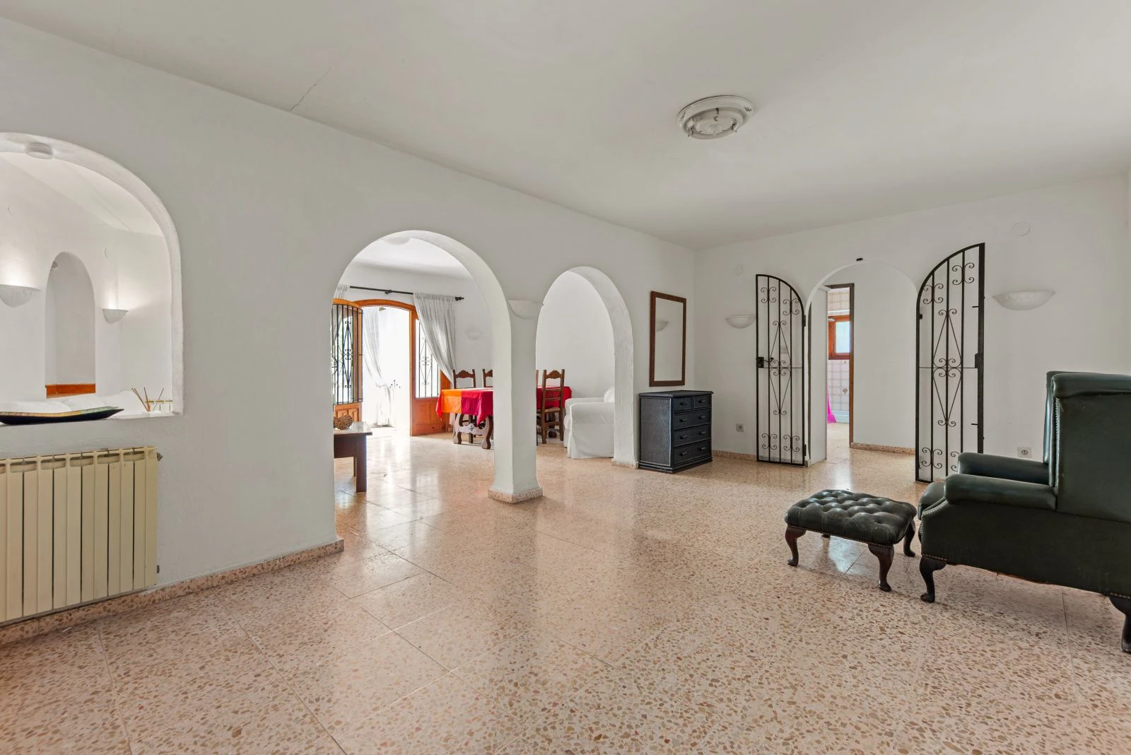 Villa con mucho potencial, privacidad, vistas abiertas y sol todo el día