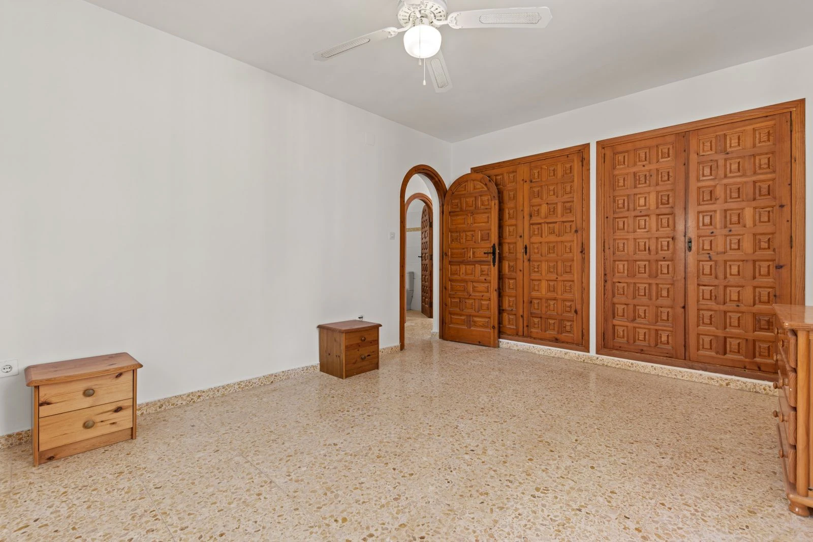 Villa con mucho potencial, privacidad, vistas abiertas y sol todo el día