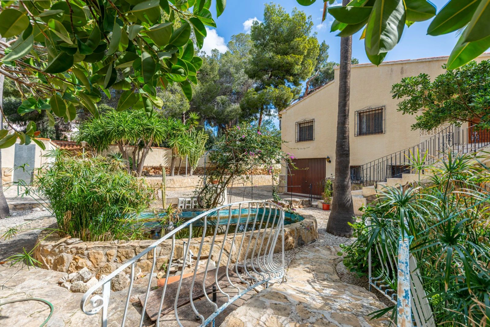 Villa con mucho potencial, privacidad, vistas abiertas y sol todo el día