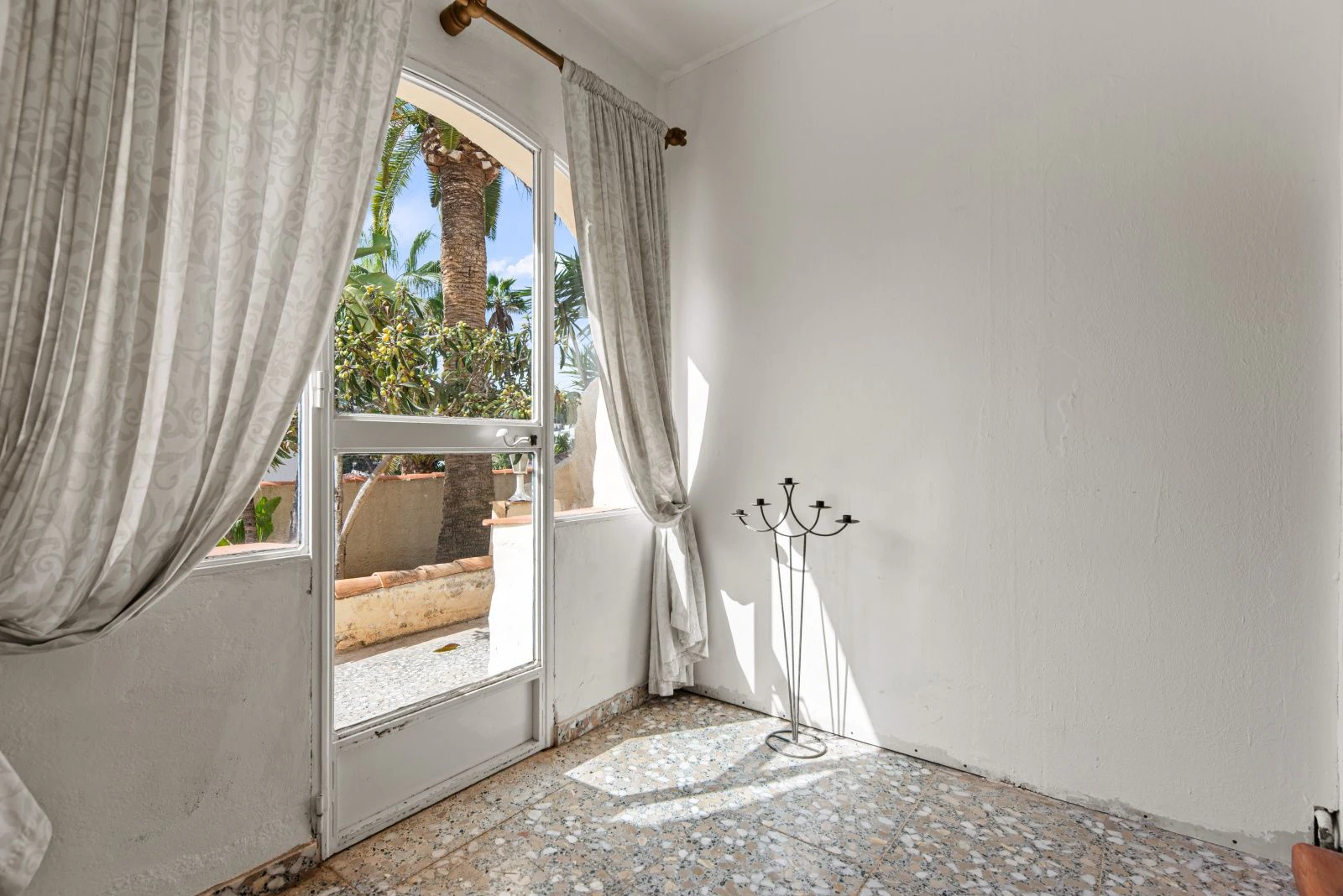 Villa con mucho potencial, privacidad, vistas abiertas y sol todo el día