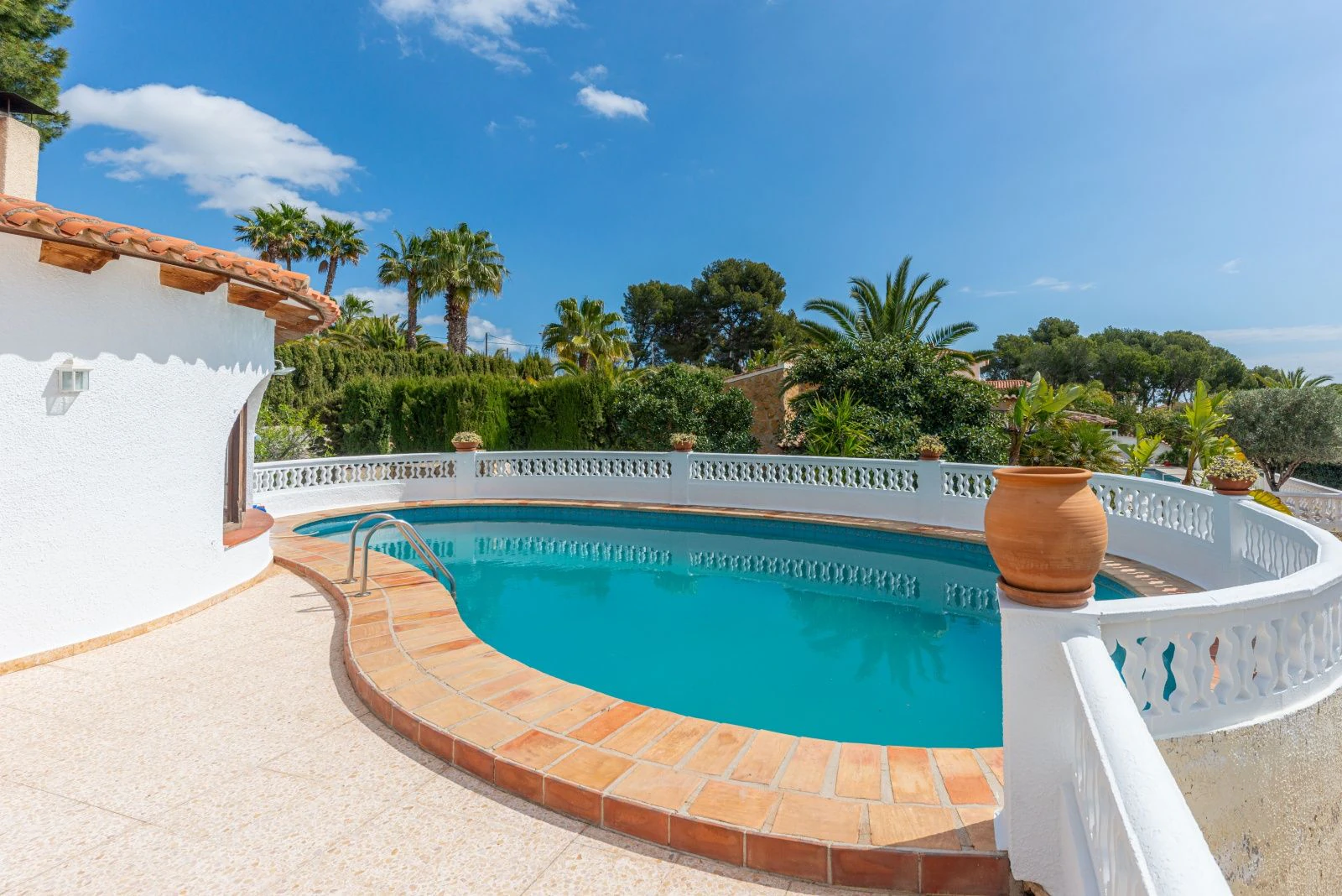 Villa con mucho potencial, privacidad, vistas abiertas y sol todo el día
