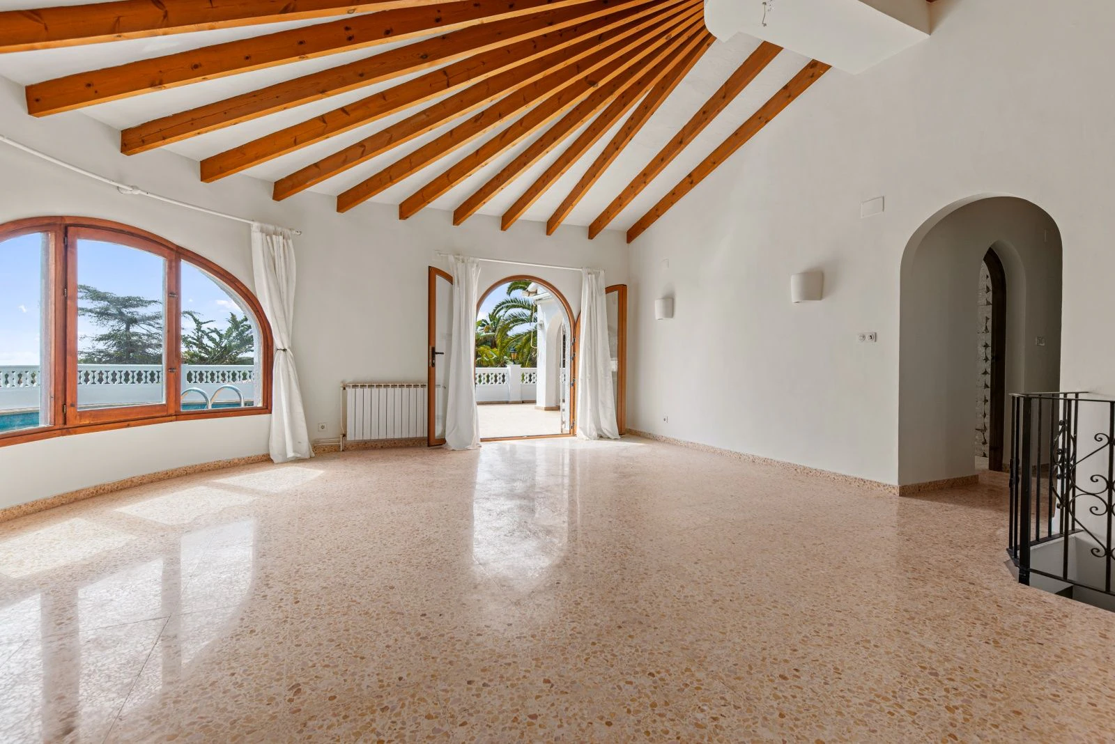 Villa con mucho potencial, privacidad, vistas abiertas y sol todo el día