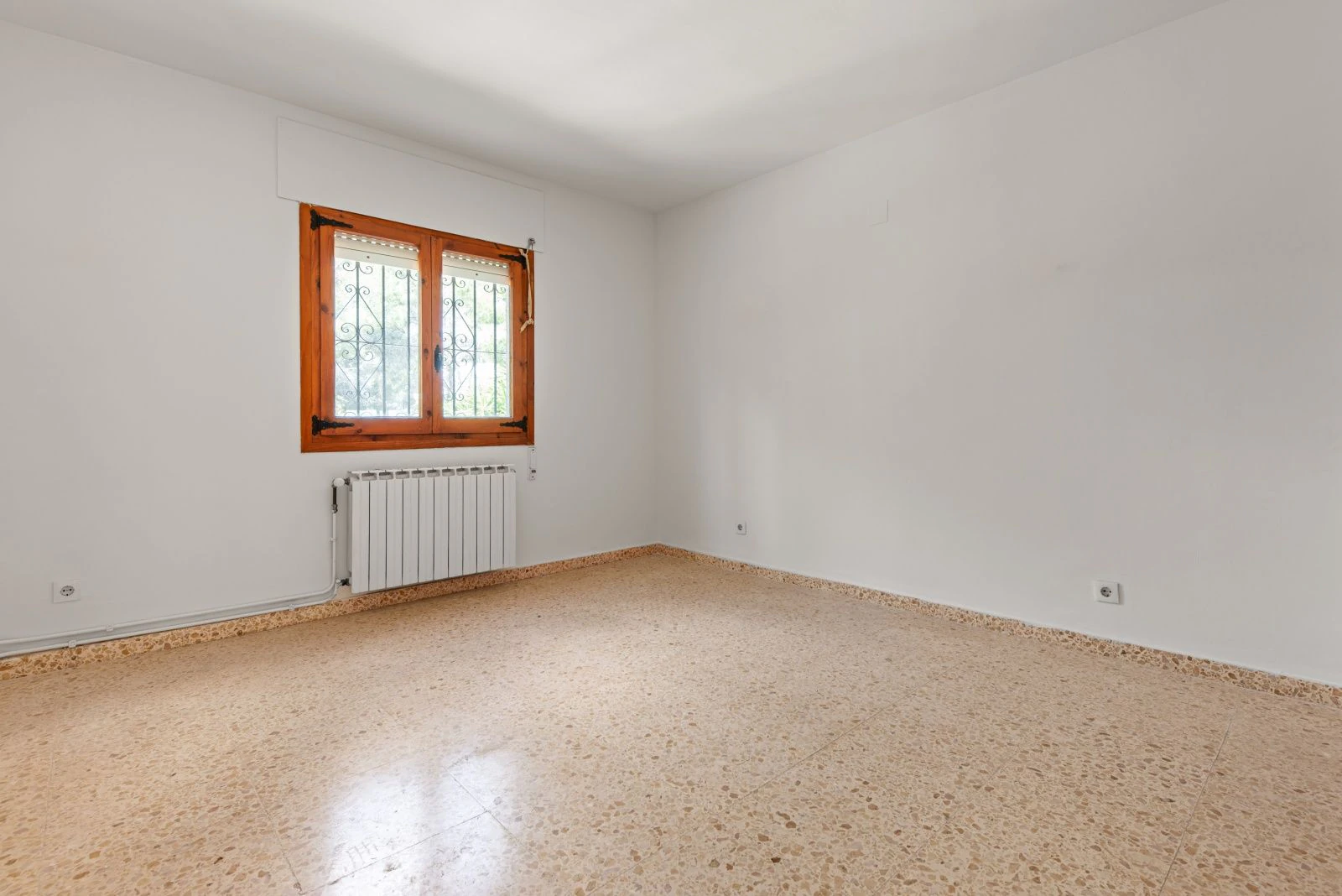 Villa con mucho potencial, privacidad, vistas abiertas y sol todo el día