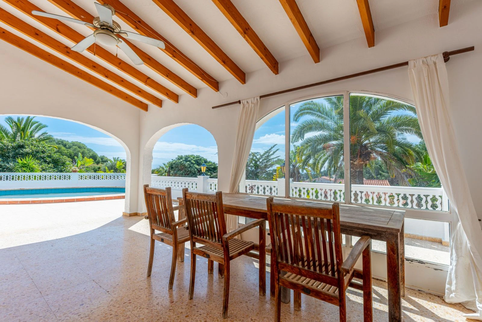 Villa con mucho potencial, privacidad, vistas abiertas y sol todo el día