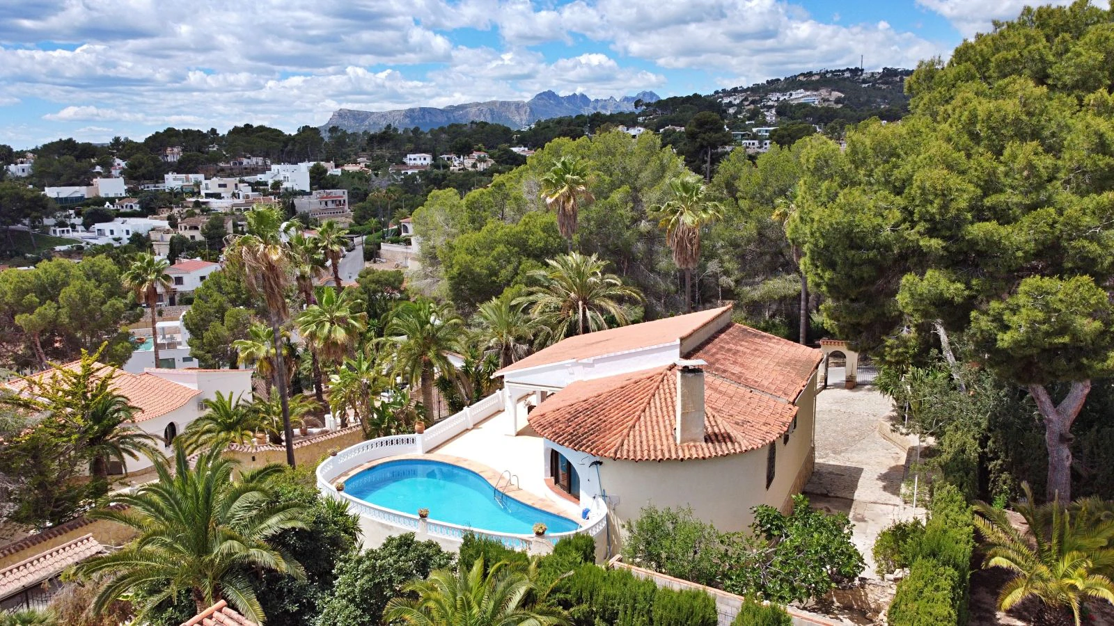 Villa con mucho potencial, privacidad, vistas abiertas y sol todo el día