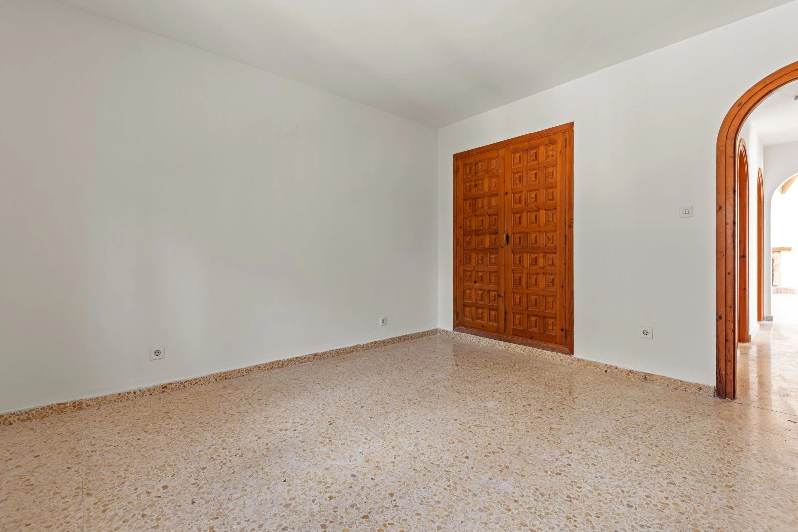 Villa con mucho potencial, privacidad, vistas abiertas y sol todo el día