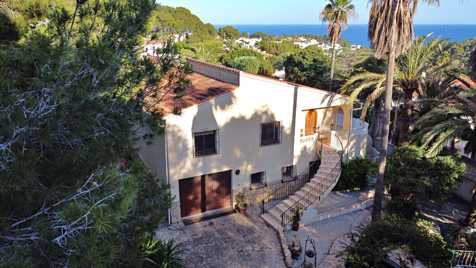 Villa con mucho potencial, privacidad, vistas abiertas y sol todo el día