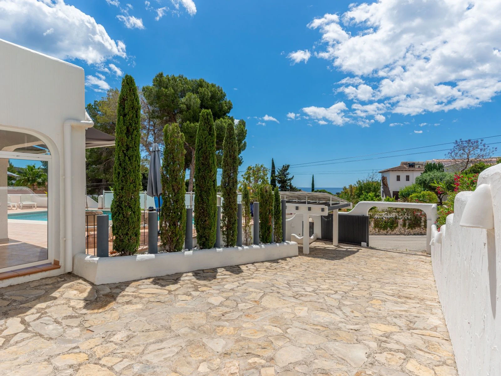 Villa con dos viviendas independientes, bonitas vistas al mar y a un paso de Moraira