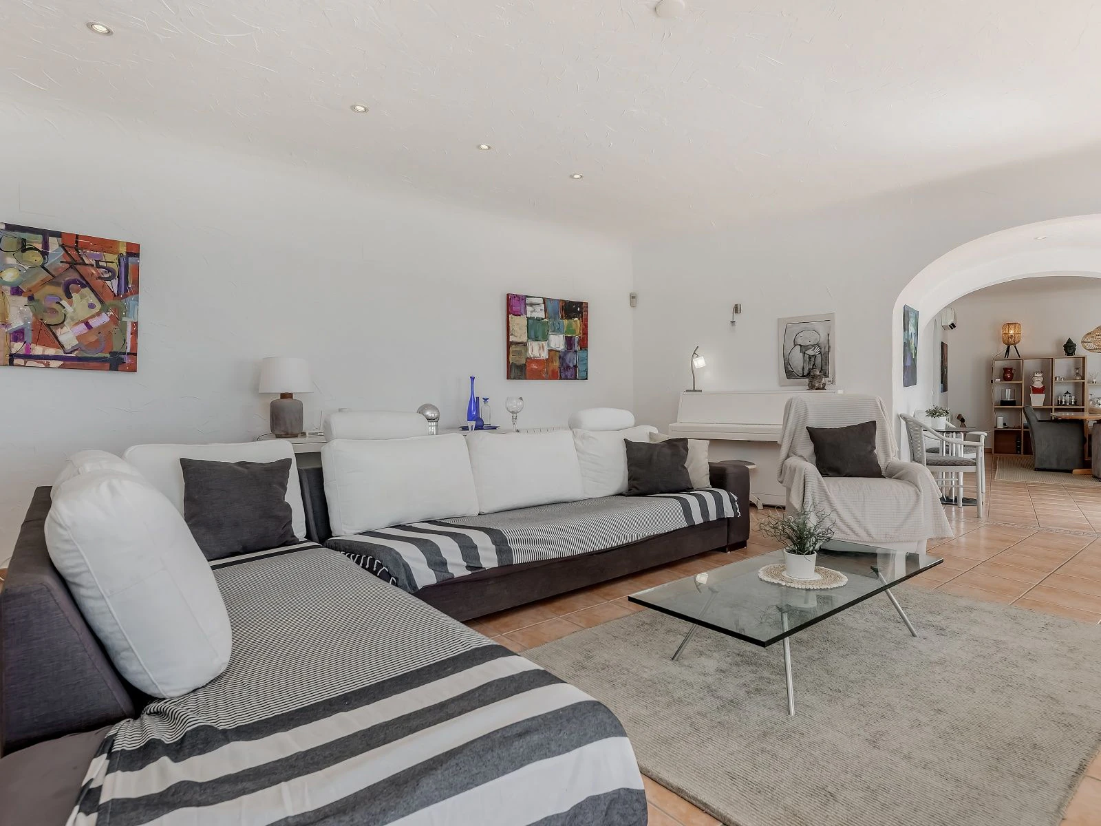 Villa con dos viviendas independientes, bonitas vistas al mar y a un paso de Moraira