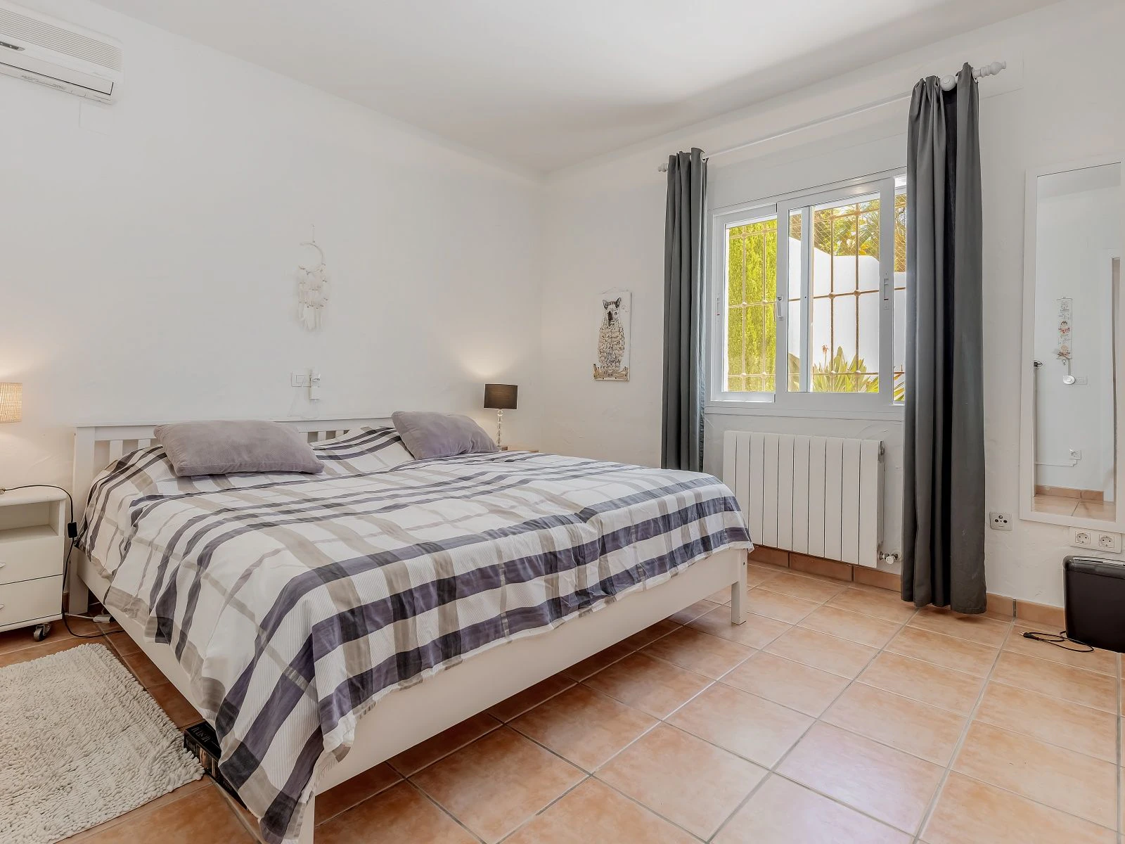 Villa con dos viviendas independientes, bonitas vistas al mar y a un paso de Moraira