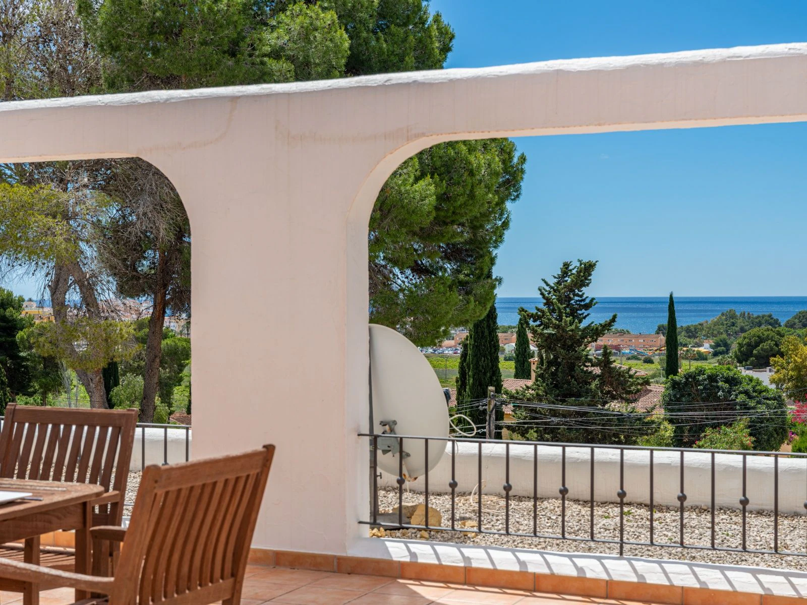 Villa con dos viviendas independientes, bonitas vistas al mar y a un paso de Moraira